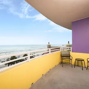 ocean-walk-609-1-bedroom-ocean-view-pools-lazy-river-sleeps-5.thedaytonabeachhotels.com/
